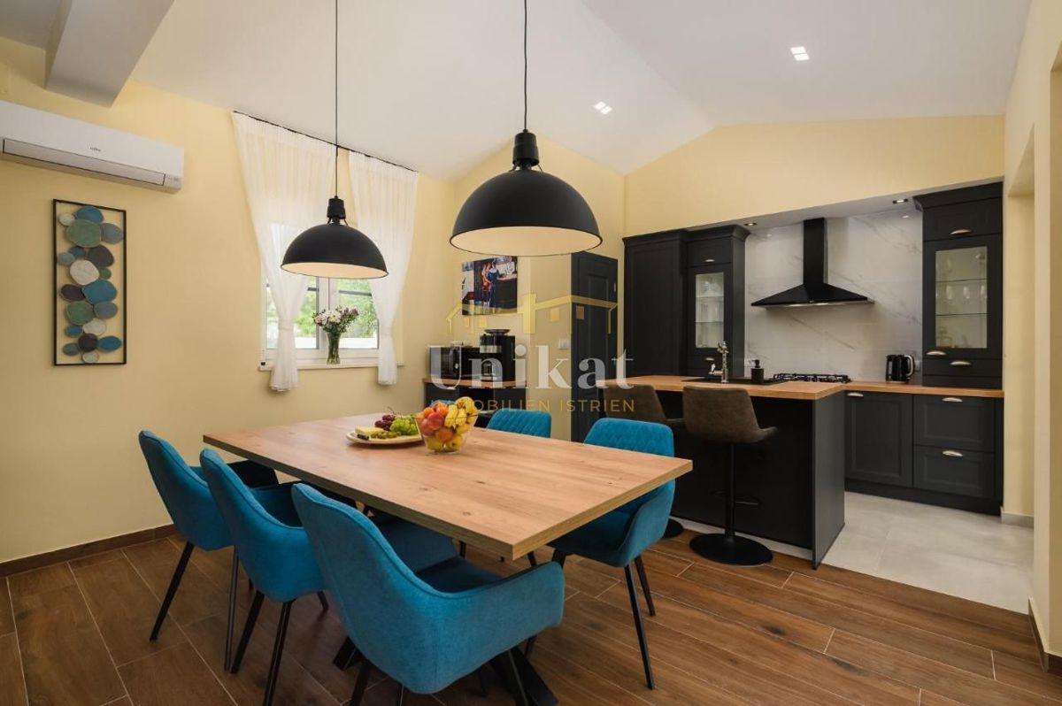 Vila z dvema stanovanjski enotama - pogled na morje